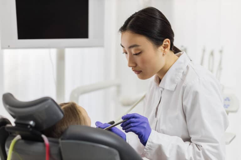 Congé maternité ou paternité pour un dentiste libéral : comment sécuriser ses revenus pendant cette période ?