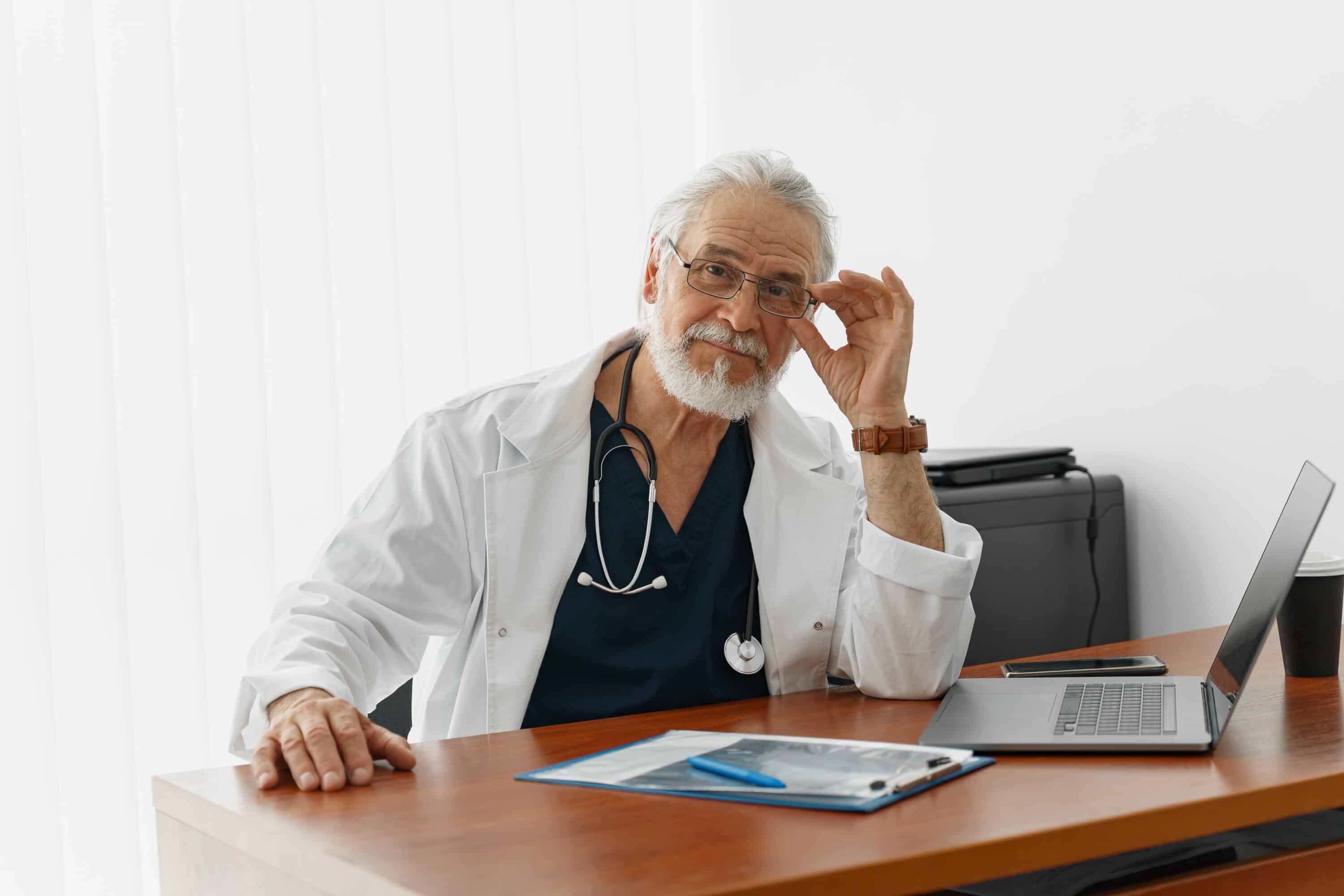 un professionnel de santé dans son bilan patrimonial conseillé pour la gestion de sont patrimoine
