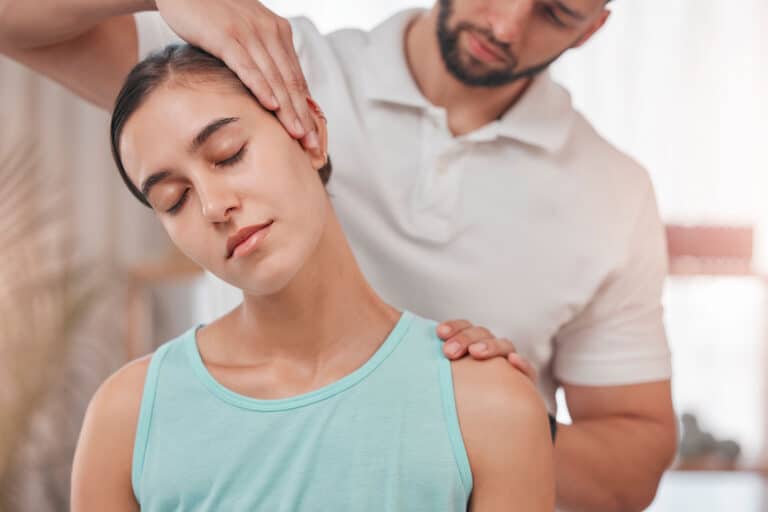 Séance d’ostéopathie cervicale illustrant les bienfaits de cette médecine complémentaire et son enjeu de reconnaissance officielle